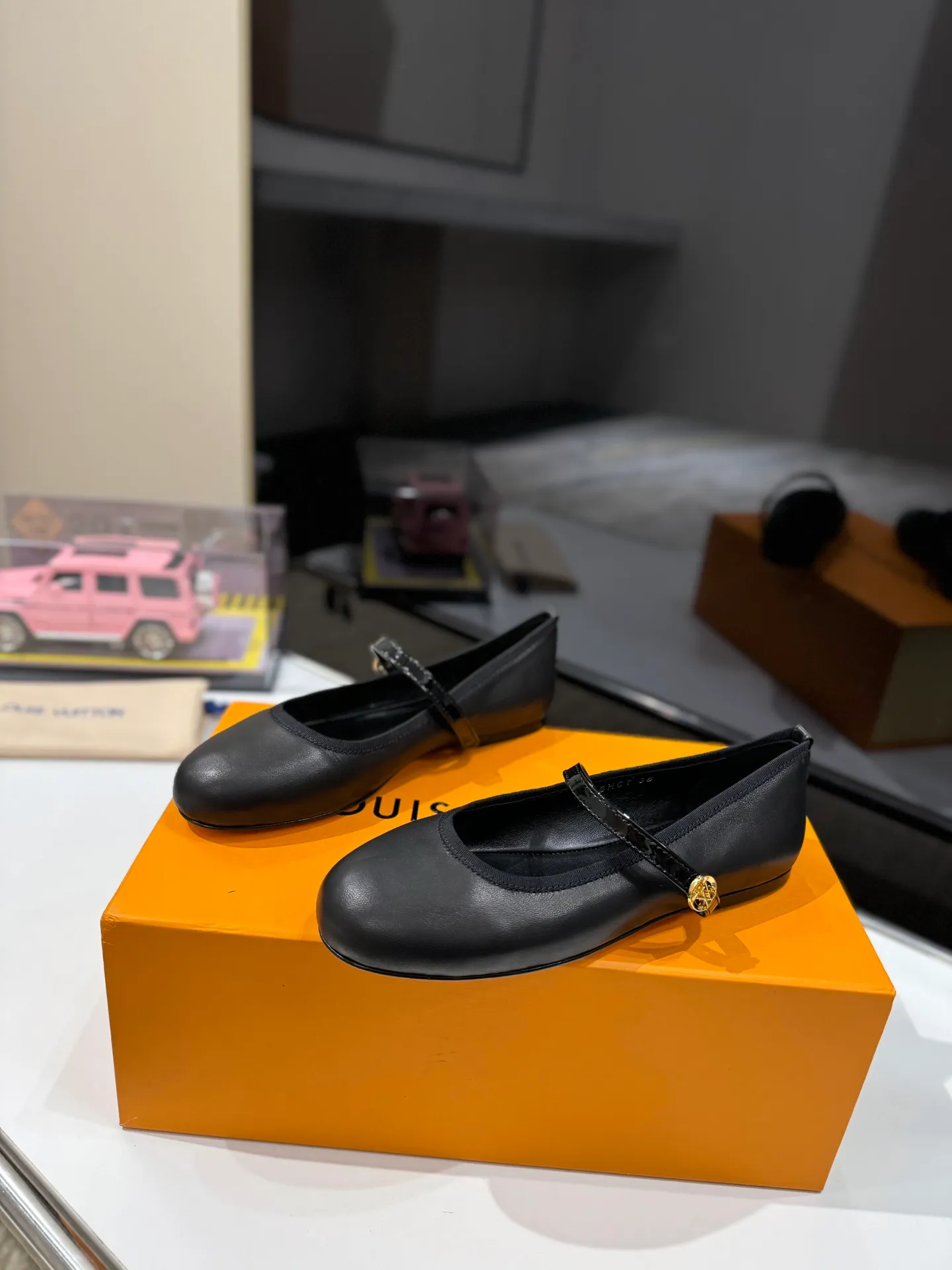 👟👟Ex-factory price 600👟👟 👟👟LV | Louis Vuitton 25𝐬𝐬 🧡💚2025 early spring new top version‼ ️The original version is the same. The counter specializes in the latest ROMY flat ballet shoes. Hard goods are new🆕 ❥Purchase level! Full of high-end feel! A popular model among bloggers at home and abroad, it’s retro and fashionable and looks amazing on your feet! Mainly recommended models on the official website★ ✅Upper: Highly customized denim/lambskin/presbyopia leather ✅Inner lining: imported sheepskin lining ✅Outsole: original Italian leather outsole ✅Shoe size: 35-39 (customized for 40, 41, 42) ✅Packaging: full set of exquisite packaging